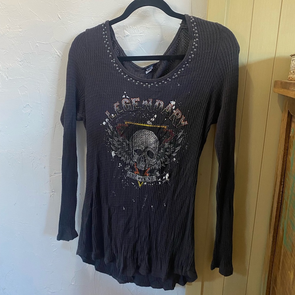 Vintage waffle fabric printed long sleeve tee.